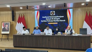 Bakom Tegaskan Prabowo Berpihak ke Buruh, Ungkit Momen Nyanyi Internasionale