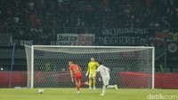 Spanduk Karhutla dan Tragedi Kanjuruhan Warnai Laga Persija vs Arema FC