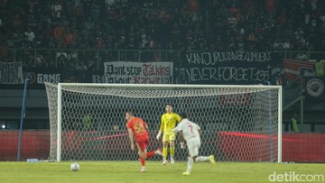 Spanduk Karhutla dan Tragedi Kanjuruhan Warnai Laga Persija vs Arema FC