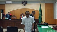 Alvonsus Didakwa Suap Bupati LAZ Rp 1,6 Miliar, Mobil, hingga Tiket Pesawat