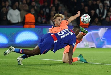 Aksi Heroik Bek PSG: Wajah Kena Sepak Kepala Kena Sundul
