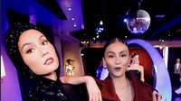 Gokil! Pose Agnez Mo dengan Patung Lilin di Madame Tussauds Hollywood