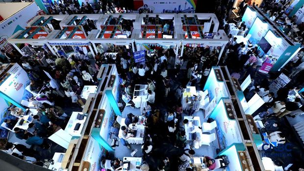 Antrean panjang pencari kerja tampak mengular di area Convention Hall SMESCO, Jakarta Selatan, pada Kamis (22/10/2026). (CNBC Indonesia/Tri Susilo)
