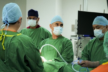 Dokter Tangani Kista Ginjal pada Lansia 76 Tahun dengan Bedah Robotik - Infolitik