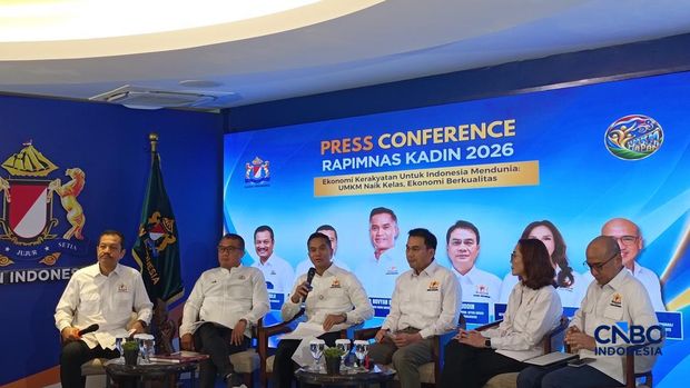 Ketua Umum Kadin Indonesia Anindya Novyan Bakrie saat konvensi pers di kantornya, Jakarta, Kamis (22/10/2026). (CNBC Indonesia/Martyasari Rizky)