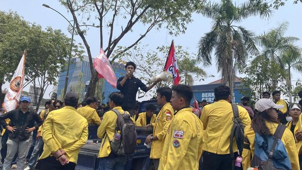 Puluhan mahasiswa Universitas Lambung Mangkurat (ULM) mendatangi kantor DPRD Kalimantan Selatan (Kalsel).