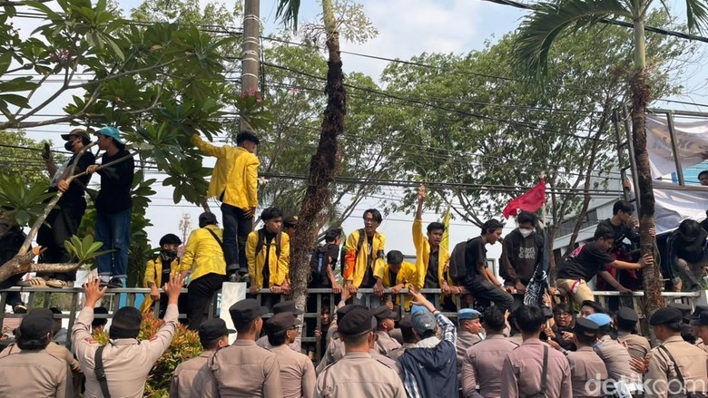 Aksi Dorong-dorongan di Depan DPRD Kalsel, Pagar Roboh