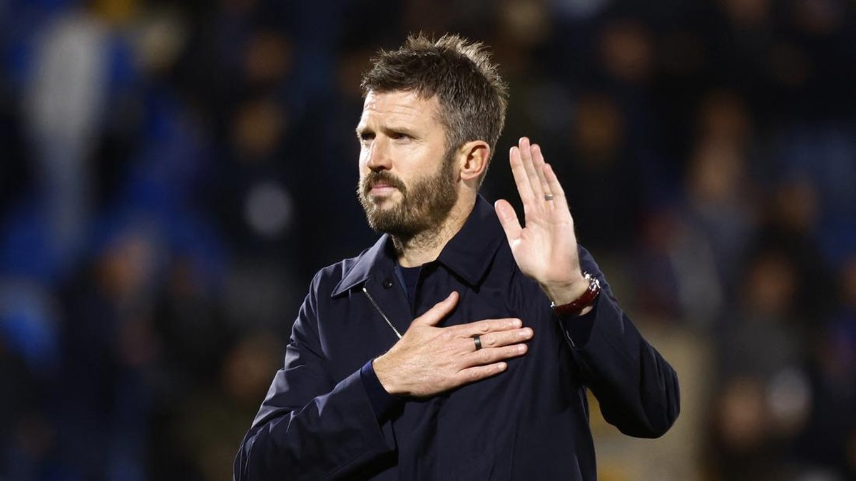 Carrick menunjukkan gestur meminta maaf kepada suporter MU usai kalah telak dari Como di Liga Champions. Foto: REUTERS/Alessandro Garofalo