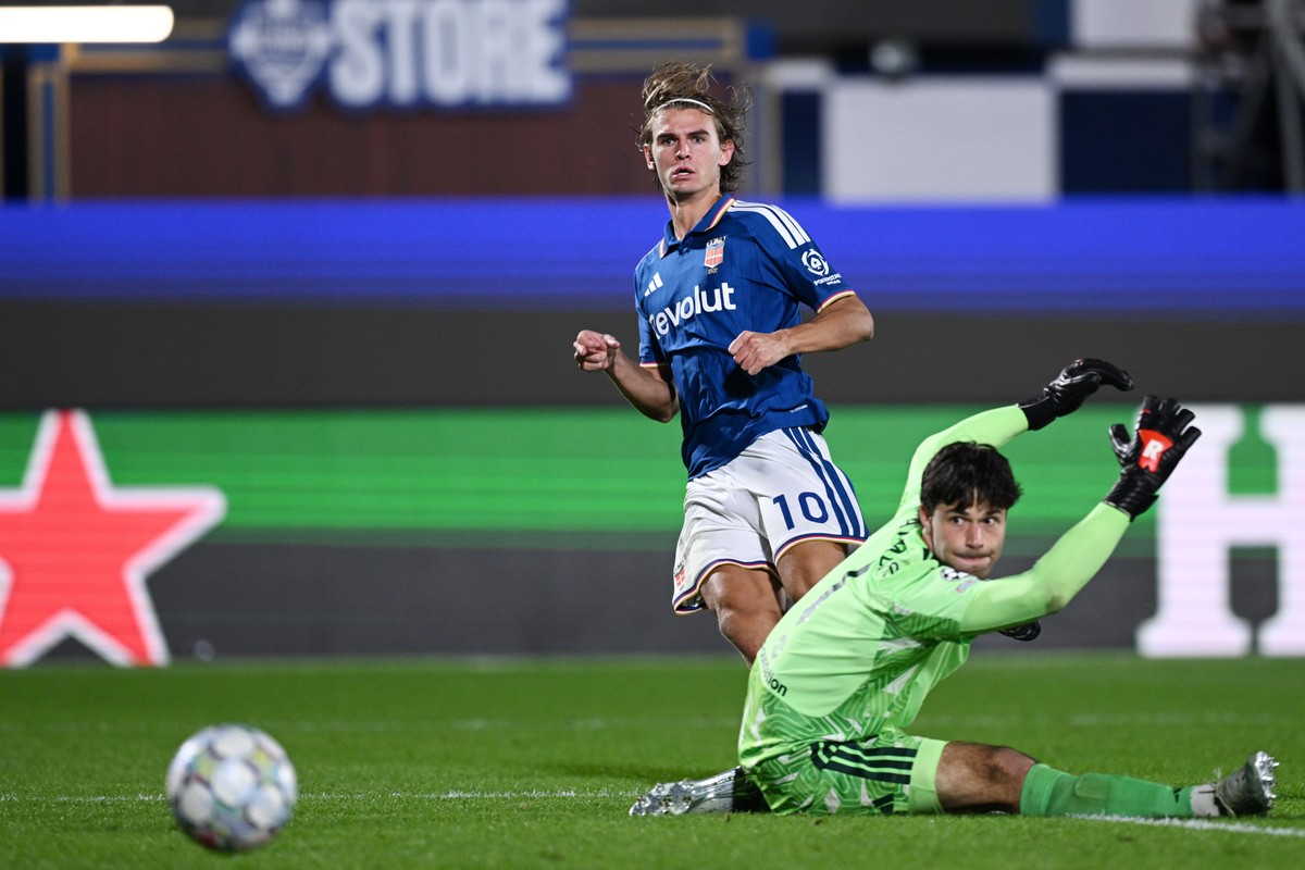 Nico Paz mencetak dua gol dan satu assist untuk Como saat menghajar MU 4-1. Foto: Image Photo Agency/Getty Images