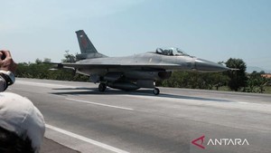 Momen Pesawat Super Tucano dan 2 Jet Tempur F-16 Mendarat di Tol Paspro