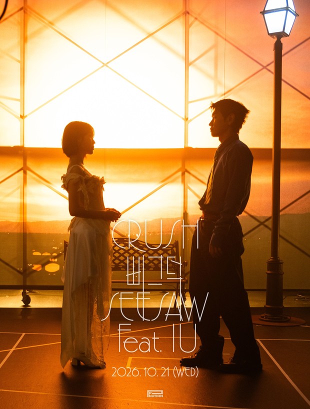 Potret Crush dan IU dalam foto konsep single kolaborasi 'seesaw'/ Foto: instagram.com/crush9244 Crush dan IU mengajak publik menyaksikan persiapan mereka membawakan lagu romantis seesaw dalam video klip kolaborasi terbaru.