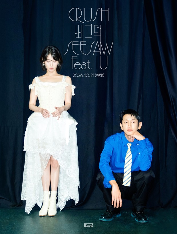 Potret Crush dan IU dalam foto konsep single kolaborasi 'seesaw'/ Foto: instagram.com/crush9244 Perpaduan suara Crush dan IU dalam lagu kolaborasi 'seesaw' melebur indah hingga menciptakan percikan menggelitik yang menyenangkan di dalam hati.