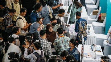 Potret Padatnya Pencari Kerja di Tengah Badai PHK