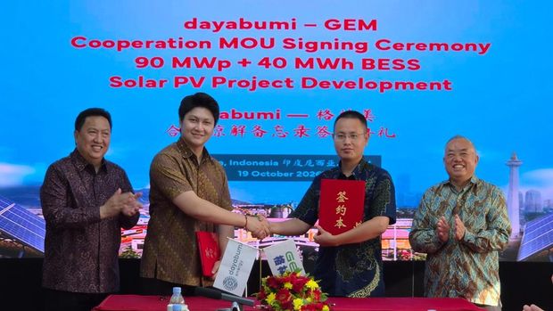 PT Daya Bumi Energi Indonesia (Dayabumi Energi) dan GEM Co., Ltd. menandatangani kerja sama pengembangan pembangkit listrik tenaga surya (PLTS) berkapasitas 90 megawatt-peak (MWp) dan sistem penyimpanan energi baterai berkapasitas 40 megawatt-hour (MWh) di kawasan industri Sulawesi Tengah pada 19 Oktober 2026 di Jakarta Selatan. PT Daya Bumi Energi Indonesia (Dayabumi Energi) dan GEM Co., Ltd. menandatangani kerja sama pengembangan pembangkit listrik tenaga surya (PLTS) berkapasitas 90 megawatt-peak (MWp) dan sistem penyimpanan energi baterai berkapasitas 40 megawatt-hour (MWh) di kawasan industri Sulawesi Tengah pada 19 Oktober 2026 di Jakarta Selatan. (Dok. Xinhua)