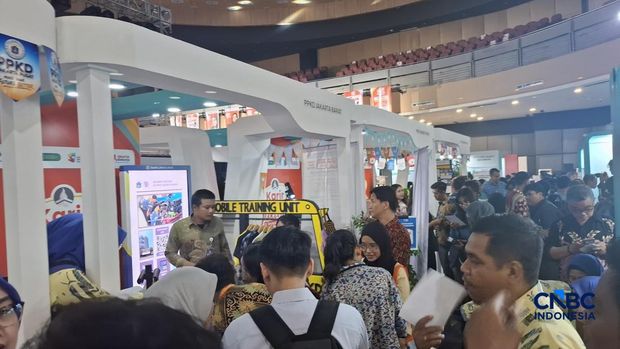 Sejumlah pencari kerja (pencaker) memenuhi bursa lowongan kerja (job fair) melalui Jakarta & Tenaga Kerja Mandiri (TKM) di Hall Smesco, Jakarta, Kamis (22/10/2026). Sejumlah pencari kerja (pencaker) memenuhi bursa lowongan kerja (job fair) melalui Jakarta & Tenaga Kerja Mandiri (TKM) di Hall Smesco, Jakarta, Kamis (22/10/2026). (CNBC Indonesia/Chandra Dwi Pranata)