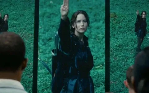 Three-finger salute dalam film The Hunger Games