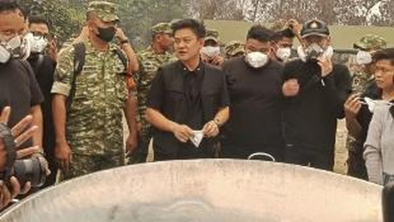 Bobon Santoso Masak Besar untuk Pejuang Karhutla di Tumbang Nusa Pulpis