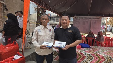 CT ARSA Beri Bantuan 100 Boks Pangan ke Korban Kebakaran di Bangka Jaksel - Infolitik