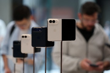 iPhone Duo Resmi Meluncur, Pembeli di Australia Antre Sejak Dini Hari - Infolitik
