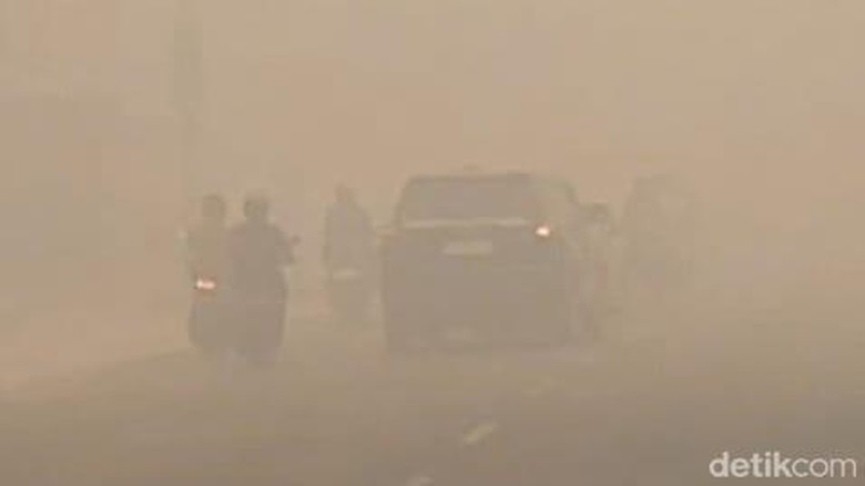 Pekatnya Asap Karhutla di Kobar Kalteng Sampai Lubang di Jalan Tak Terlihat