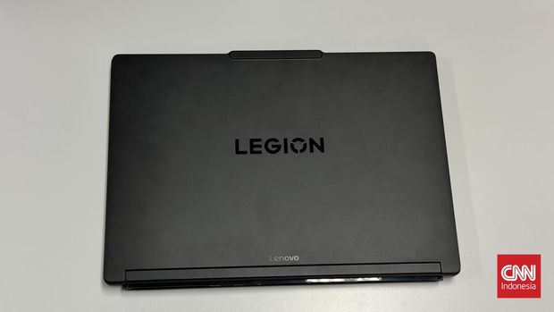 Legion 5i Gen 11 (15IAX11) Legion 5i Gen 11 (15IAX11) hadir dalam warna Eclipse Black, dengan ketebalan 18,95 milimeter, dan bobot mulai 1,87 kilogram