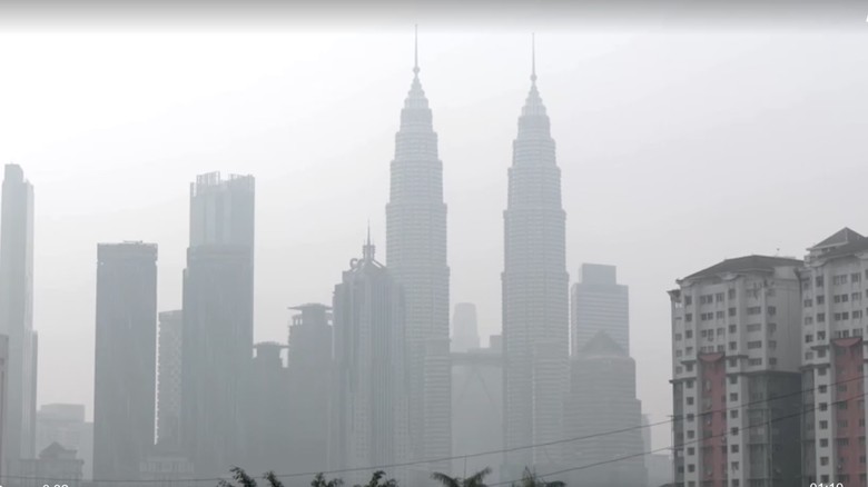 Menara Petronas di Kuala Lumpur Dipenuhi Asap Karhutla Indonesia