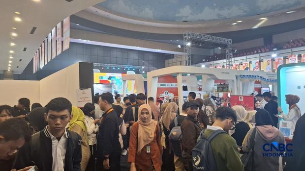 Para pencari kerja masih memadati bursa lowongan kerja (job fair) Karir Jakarta & Tenaga Kerja di Smesco pada hari kedua sekaligus hari terakhir, Jumat (23/10/2026). Para pencari kerja masih memadati bursa lowongan kerja (job fair) Karir Jakarta & Tenaga Kerja di Smesco pada hari kedua sekaligus hari terakhir, Jumat (23/10/2026). (CNBC Indonesia/Chandra Dwi Pranata)