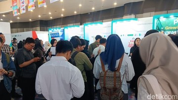 Seperti Ini Perjuangan Cari Kerja di Jakarta, Antrean Mengular ke Luar Gedung!