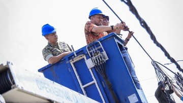 Pemkot Pekanbaru Tertibkan Kabel Semrawut di Jalan Ronggo Warsito - Infolitik