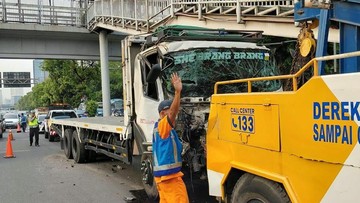Hilang Kendali, Truk Tabrak Pembatas Jalan di Tol JORR hingga Ringsek - Infolitik