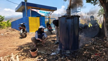 Petani Lombok Timur Olah Limbah Jagung Jadi Biochar untuk Suburkan Tanah - Infolitik