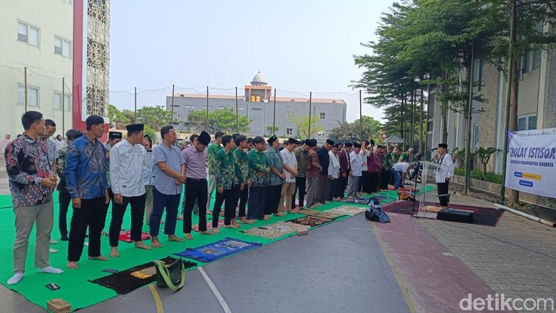 UMSURA Gelar Salat Istisqa, Berharap Hujan Redakan Panas-Karhutla