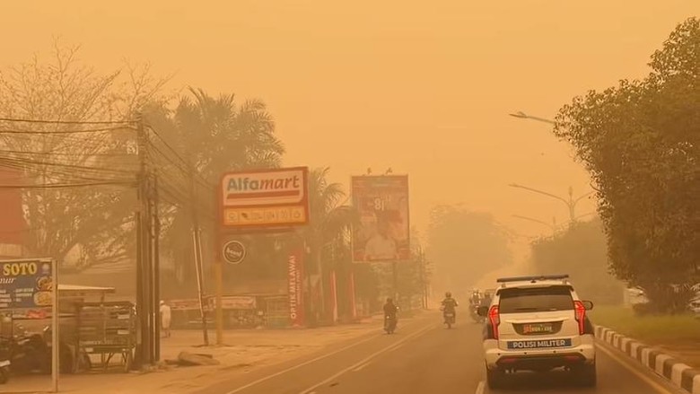 Potret Langit Palangka Raya Menguning Berselimut Kabut Asap Berbahaya
