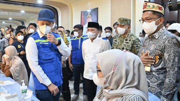 Menteri Kesehatan Budi Gunadi Sadikin bersama Gubernur Kalteng Agustiar Sabran dan lainnya meninjau layanan kesehatan dan rumah oksigen di kawasan RTH Bundaran Besar Palangka Raya, Jumat (23/10/2026). (ANTARA/HO-Biro Adpim Pemprov Kalteng)