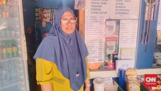 Omset Pedagang Pempek di UIN Palembang Anjlok Akibat Kabut Asap Di sudut kantin UIN Raden Fatah Palembang,ada dapur yang masih mengepul. Namun hati pemiliknya sudah lama tidakmengepul.Namanya Yana (51), pedagang pempek dan model yang sudah 15 tahunberjualan di kantin kampus tersebut. Selama 15 tahun ia setia menyuapiribuan mahasiswa yang lalu lalang.