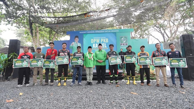 Cak Imin Salurkan Bantuan ke Petugas dan Warga Terdampak Karhutla di Kalsel