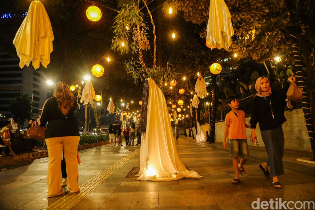 Suasana berbeda terlihat di trotoar Jalan Jenderal Sudirman, Jakarta, menjelang perayaan Halloween pada 31 Oktober 2026. Beragam dekorasi bernuansa horor menghiasi jalur pedestrian, menghadirkan pemandangan tak biasa di tengah kesibukan ibu kota.