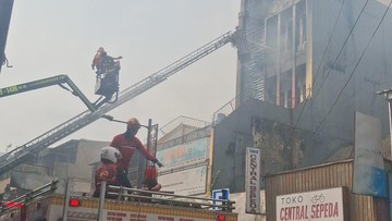 Kebakaran 3 Ruko di Suryakencana Bogor, 15 Mobil Damkar Dikerahkan - Infolitik