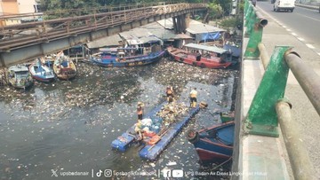 Viral Kali Cakung Drain Dipenuhi Kotoran, 8 Kubik Sampah Diangkut DLH DKI - Infolitik