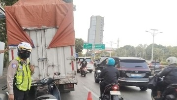 Mobil Box Alami Gangguan Ban, Jl Letjen S Parman Arah Slipi Macet - Infolitik