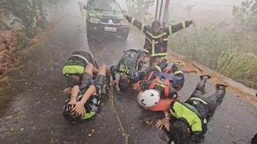 Hujan Akhirnya Guyur Martapura Kalteng, Relawan Karhutla Sujud Syukur - Infolitik