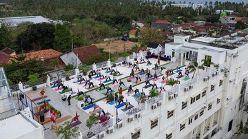 Yoga di Atas Gedung Banyuwangi, Cara Komunitas Kampanyekan Hidup Sehat - Infolitik