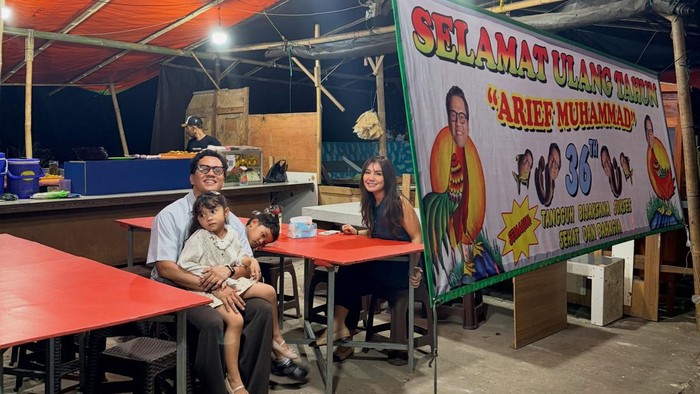 Unik! Tiara Pangestika Kejutkan Arief Muhammad di Warung Pecel Lele Saat Ultah
