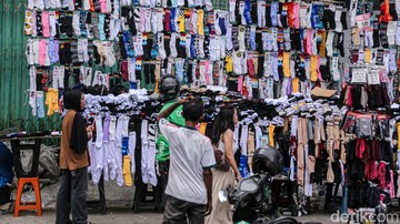 Cuma Rp10 Ribu, Tiga Pasang Kaos Kaki Laris Diburu di Tanah Abang - Infolitik