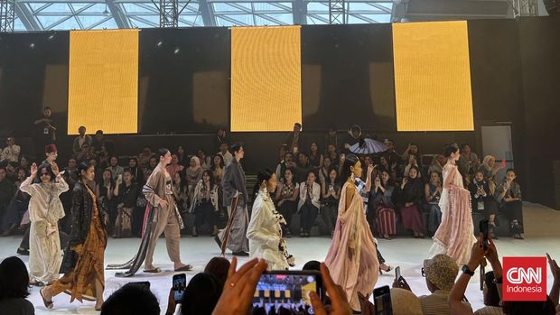 Motif Kucing hingga Isu Karhutla Warnai Koleksi di JFW 2027