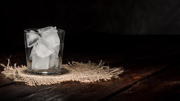 Fakta Penting di Balik Kebiasaan Gigit Es Batu, Risiko hingga Kemungkinan Pagophagia - Infolitik
