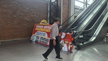 Mesti Jalan Jauh, Begini Repotnya Warga Saat Eskalator Stasiun Bojonggede Mati - Infolitik
