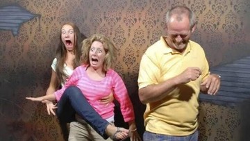 Ekspresi Ketakutan di Rumah Hantu Malah Bikin Ngakak - Infolitik