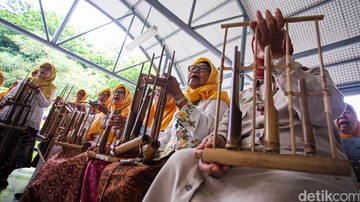 Melihat Lansia Belajar hingga Bermain Angklung di Sekolah Lansia - Infolitik