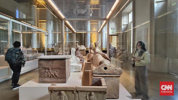 Suasana Museum Louvre, Paris, Prancis pada awal Oktober 2026. Lukisan Monalisa karya Leonardo da Vinci tetap jadi salah satu magnet pengunjung museum di antara ribuan karya seni yang dipamerkan. CNNIndonesia/Elise Dwi Ratnasari